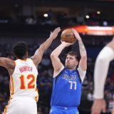 Les 25 points de Luka Doncic (de face) ont permis à Dallas de battre Atlanta jeudi soir. KEYSTONE/AP/LM Otero